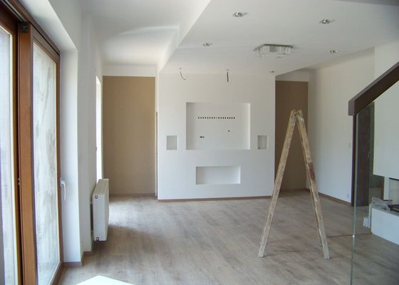 Sádrokartonový podhled a stěna v obývacím pokoji