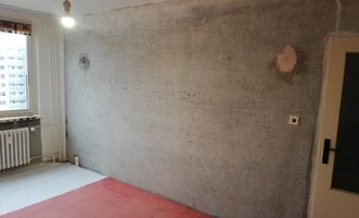Stěrkování (štukování) a malování stěn pokoje a kuch. koutu - stav před realizací