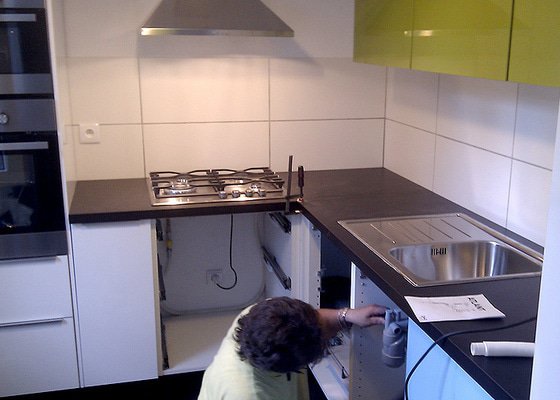 Instalace pracovní desky rohové kuchyňské linky se zafrézováním neviditelného spoje.
