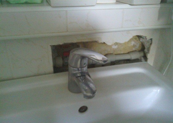 Opravy v koupelně po instalatéřích