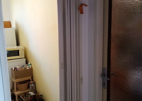 Zbourání nenosné příčky mezi dvěma úzkými místnostmi (kuchyň a pokoj) a zazdění dveří do pokoje