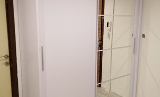 Rekonstrukce bytového jádra v panelovém domě,podlah v předsíni a kuchyni.Nové  sanitární zařízení na WC a v koupelně.