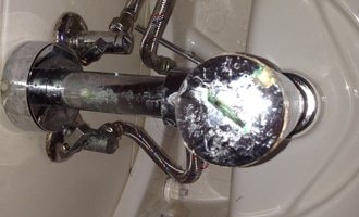 Oprava tekoucího sifonu pod umyvadlem + přišroubování WC prkénka - stav před realizací