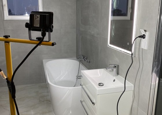 Osazení koupelny (vana, sprchový kout, umyvadlo, zrcadlo...)