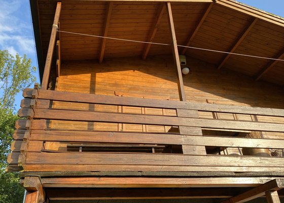 Oprava chaty - dřevěné zábradlí terasy