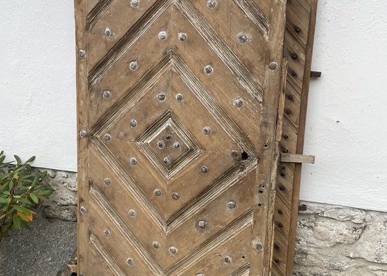 Výroba dřevěných zárubní z trámů a oprava dubových dveří