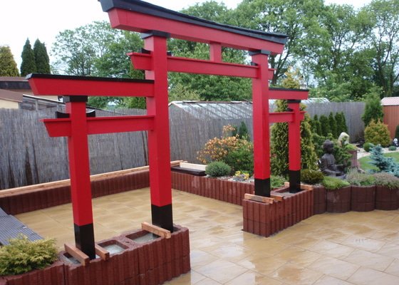 Stavba zahradní Japonské brány TORII