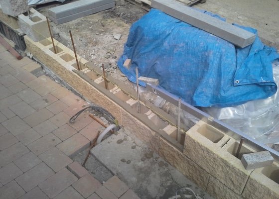 Položení zámkové dlažby, stavba plotu